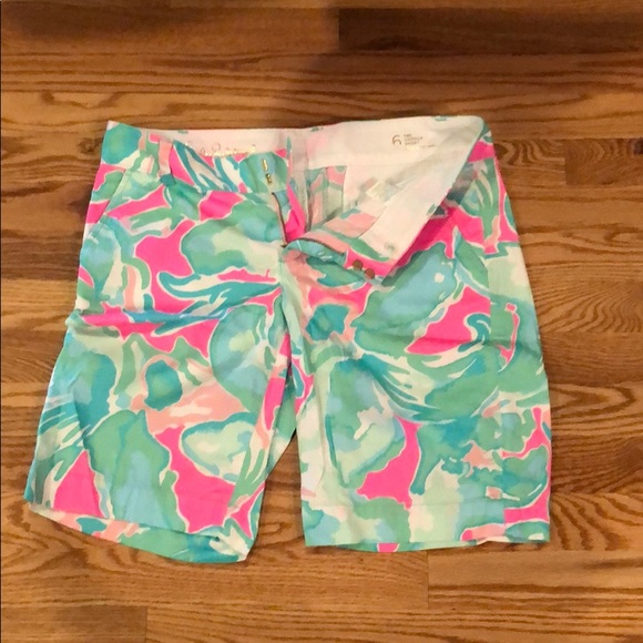 Lilly Pulitzer Pants - Lilly Pulitzer like new Bermuda shorts size 6 Lilly Pulitzer Pants - Lilly Pulitzer like new Bermuda shorts size 6